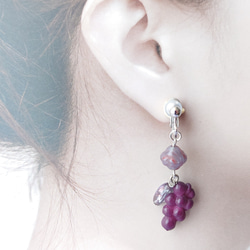 【葡萄】　綺麗な紫と模様　上品上質なチェコビーズのイヤリング・ピアス 2枚目の画像