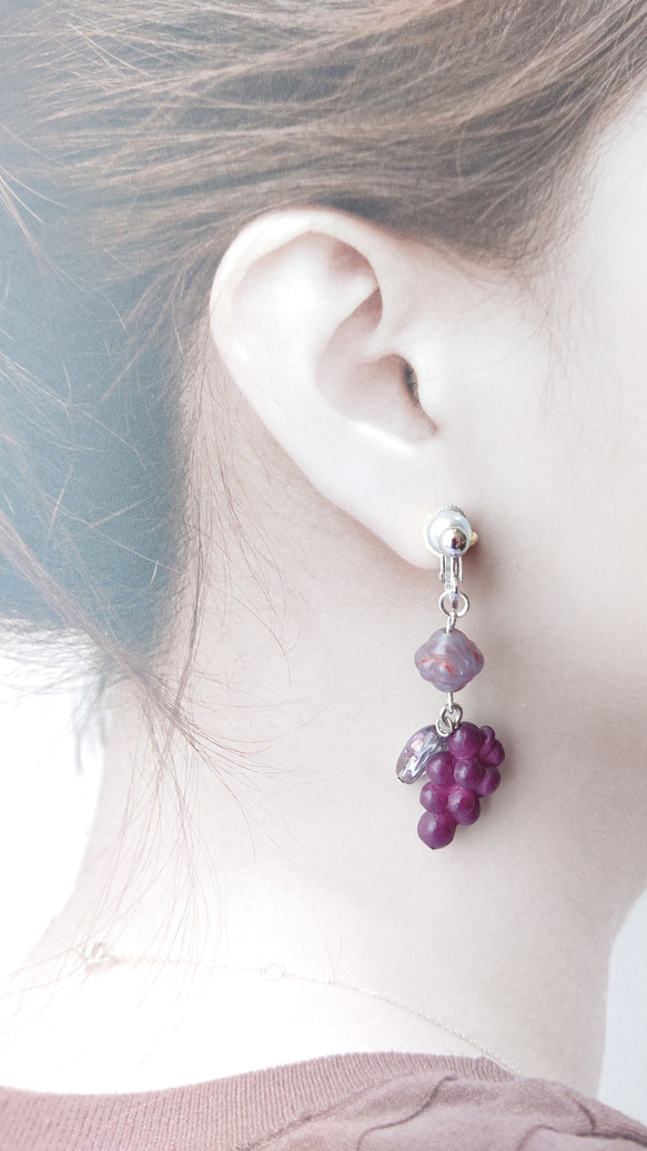 【葡萄】　綺麗な紫と模様　上品上質なチェコビーズのイヤリング・ピアス 2枚目の画像