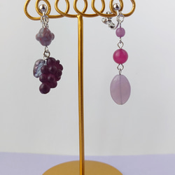 【葡萄】　綺麗な紫と模様　上品上質なチェコビーズのイヤリング・ピアス 4枚目の画像