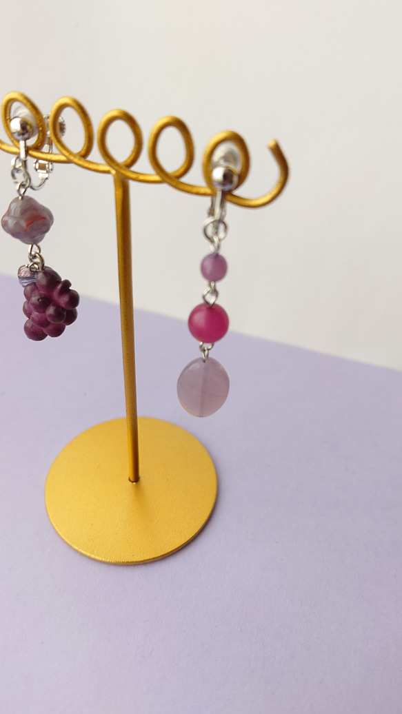 【葡萄】　綺麗な紫と模様　上品上質なチェコビーズのイヤリング・ピアス 6枚目の画像