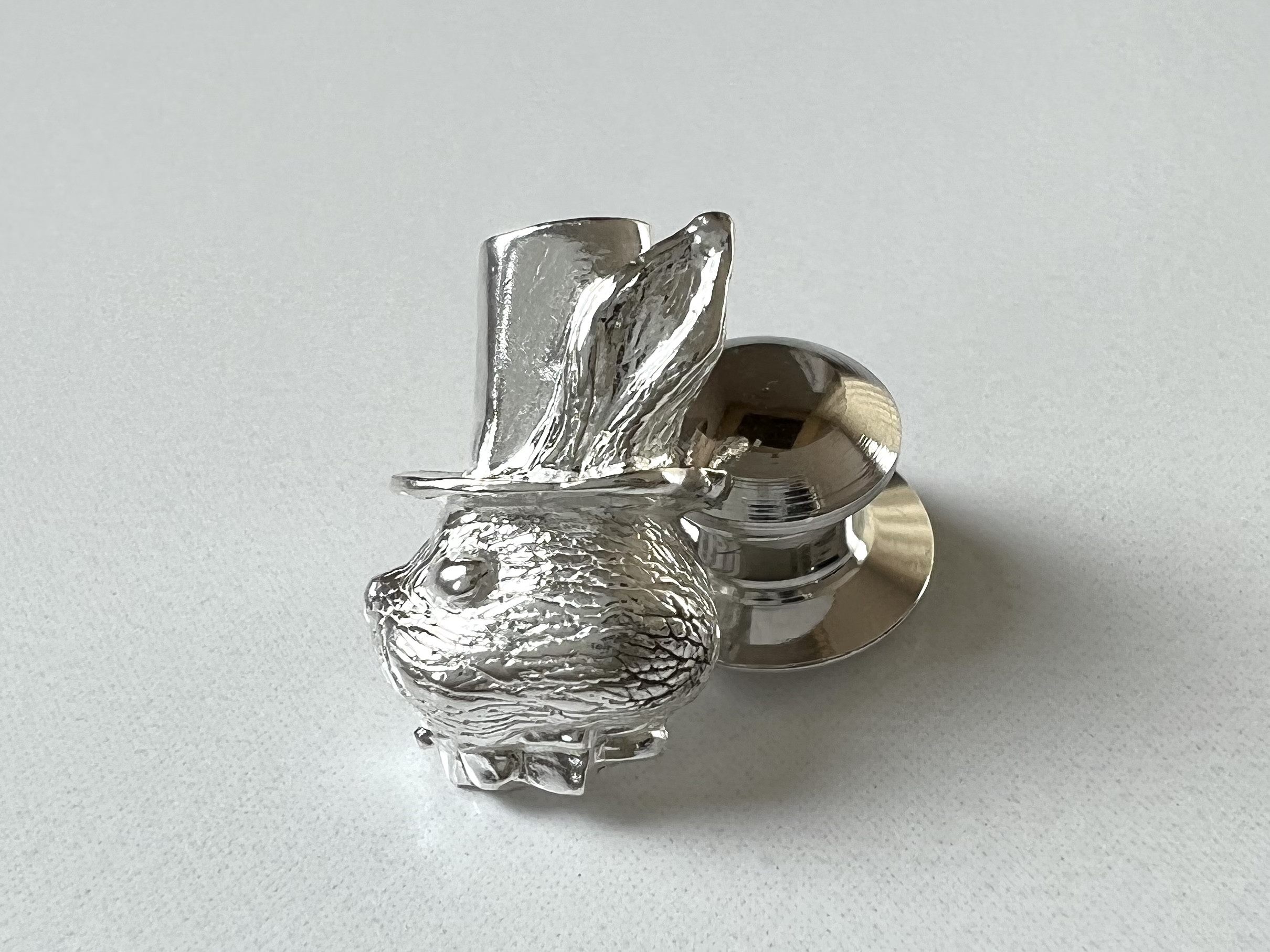 帽子ウサギのピンブローチ