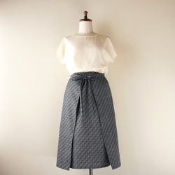 着物リメイク 正藍泥染大島紬の２ウェイスカート　L　抽象柄（割り込み絣） 2枚目の画像