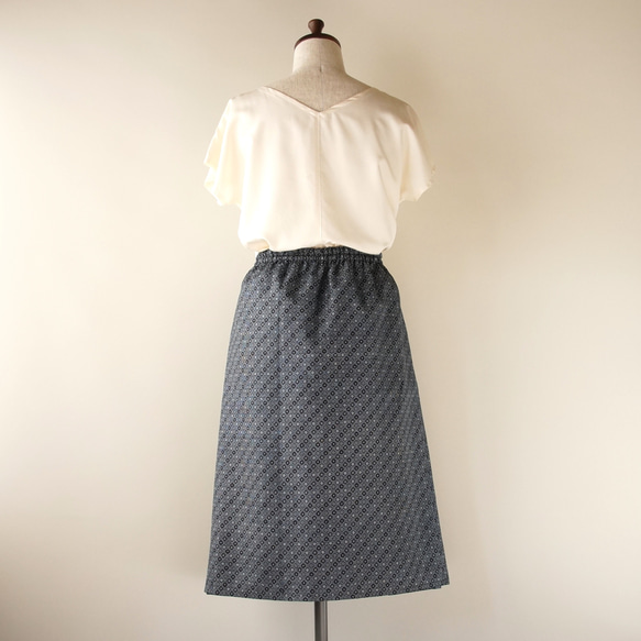 着物リメイク 正藍泥染大島紬の２ウェイスカート　L　抽象柄（割り込み絣） 4枚目の画像