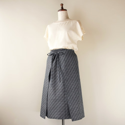 着物リメイク 正藍泥染大島紬の２ウェイスカート　L　抽象柄（割り込み絣） 1枚目の画像