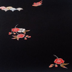 【正絹　はぎれ】【ちりめん】黒地に紅型模様のちりめん生地　35.8ｃｍ×100ｃｍ 3枚目の画像