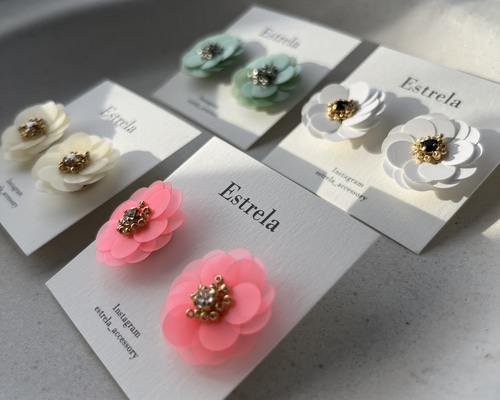 スパンコールのお花ピアス/イヤリング Mサイズ ピアス（スタッド