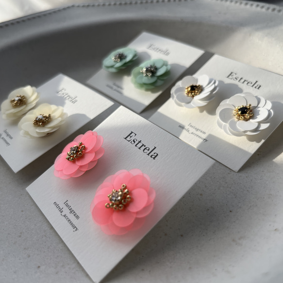 ピンクフラワーレジン×スパンコール花びら ピアス イヤリング