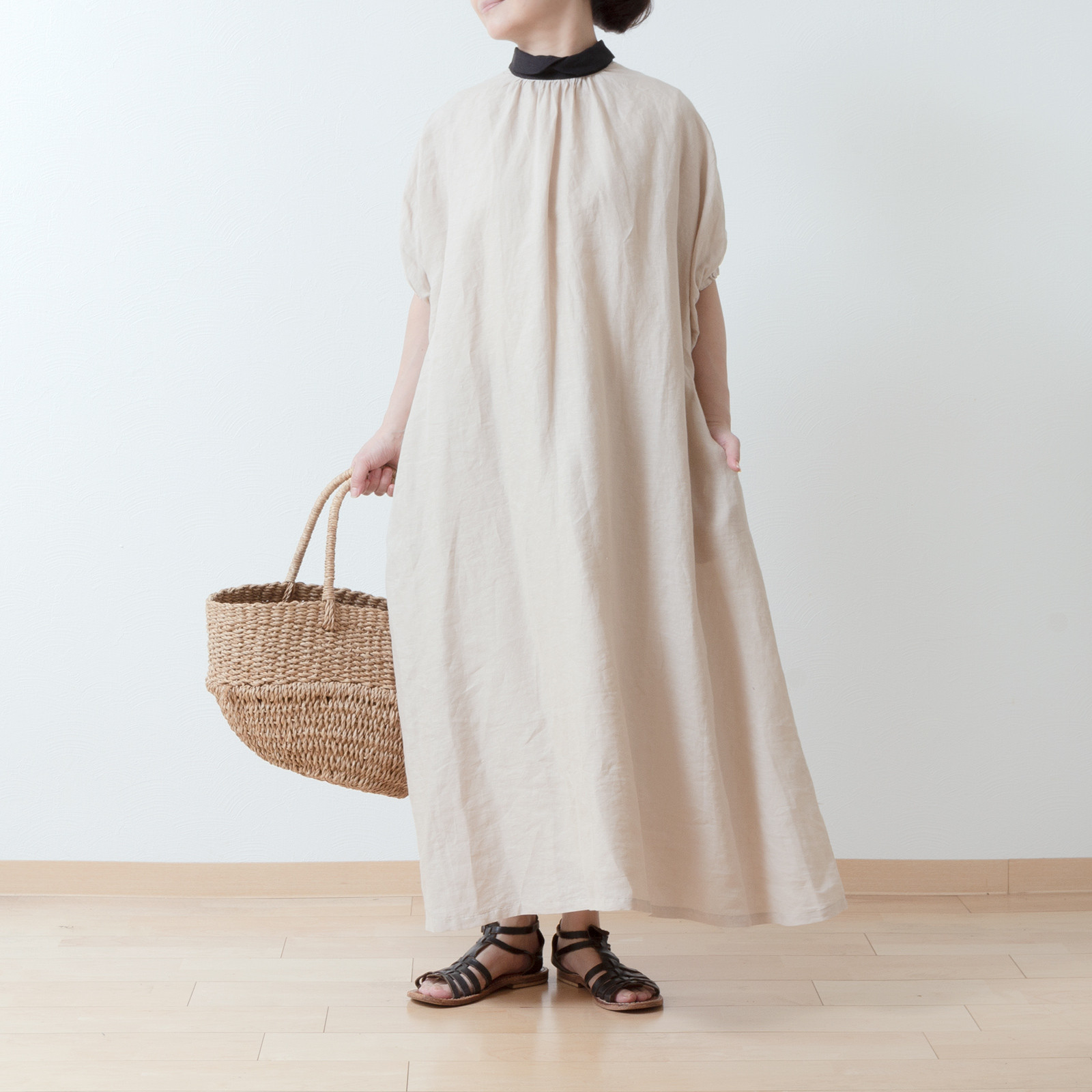 クレリック衿が上品で大人かわいいバックくるみ釦ボリューム5分袖フレンチリネンAラインワンピース/ベージュクレリック