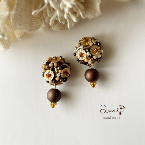 送料無料】スパンコールとビーズのくるみボタンピアス ピアス（その他