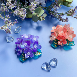 紫陽花と天然石のブローチ（ムーンストーン、水晶） 1枚目の画像