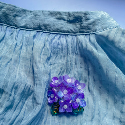 紫陽花と天然石のブローチ（ムーンストーン、水晶） 4枚目の画像