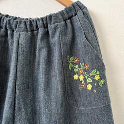 ソフトデニムのバルーンパンツ　フラワー刺繍 3枚目の画像