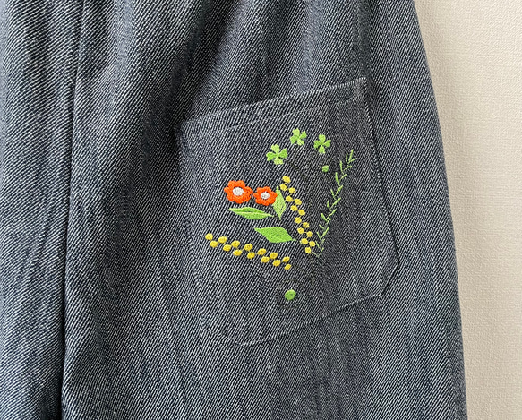 ソフトデニムのバルーンパンツ　フラワー刺繍 4枚目の画像