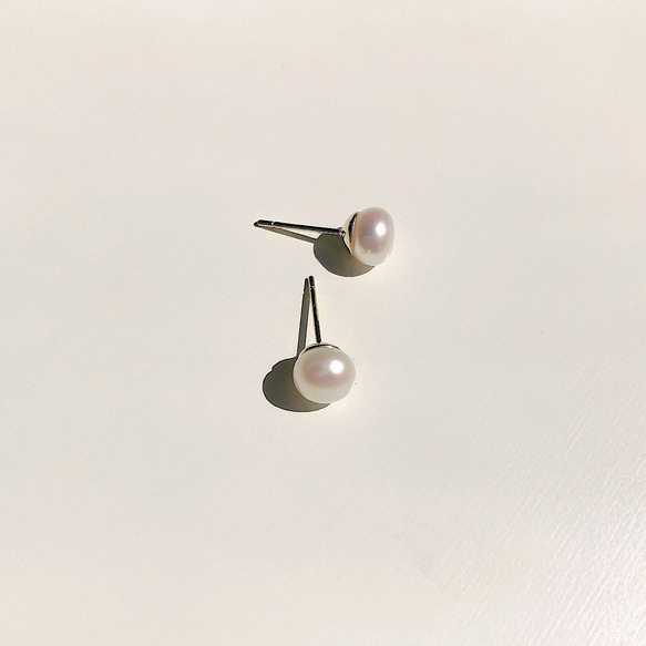 【Petit Button】Grain pearl pierce / earring 2枚目の画像
