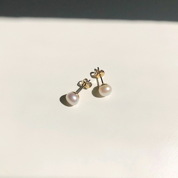 【Petit Button】Grain pearl pierce / earring 1枚目の画像