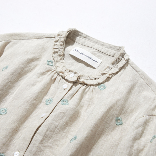 甘すぎない「オトナ可愛い」を叶える四つ葉のクローバ刺繍リネン