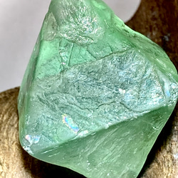 レア物 高透明 虹色 虎牙紋フローライト多面角柱 ファントム入り、高波動変色蛍光 レア物 高透明 虹色 虎牙紋フローライト多面角柱 ファントム入り、高波動