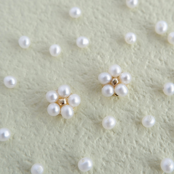 14KGF パールの小花ピアス/イヤリング  -真珠 フラワー 白梅 桜ハンドメイド2024 フォーマル- 5枚目の画像