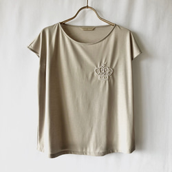 王冠パール刺繍Tシャツ【フレンチスリーブ/クラウン/オートクチュール刺繍/サンドベージュ(グレージュ)】 2枚目の画像