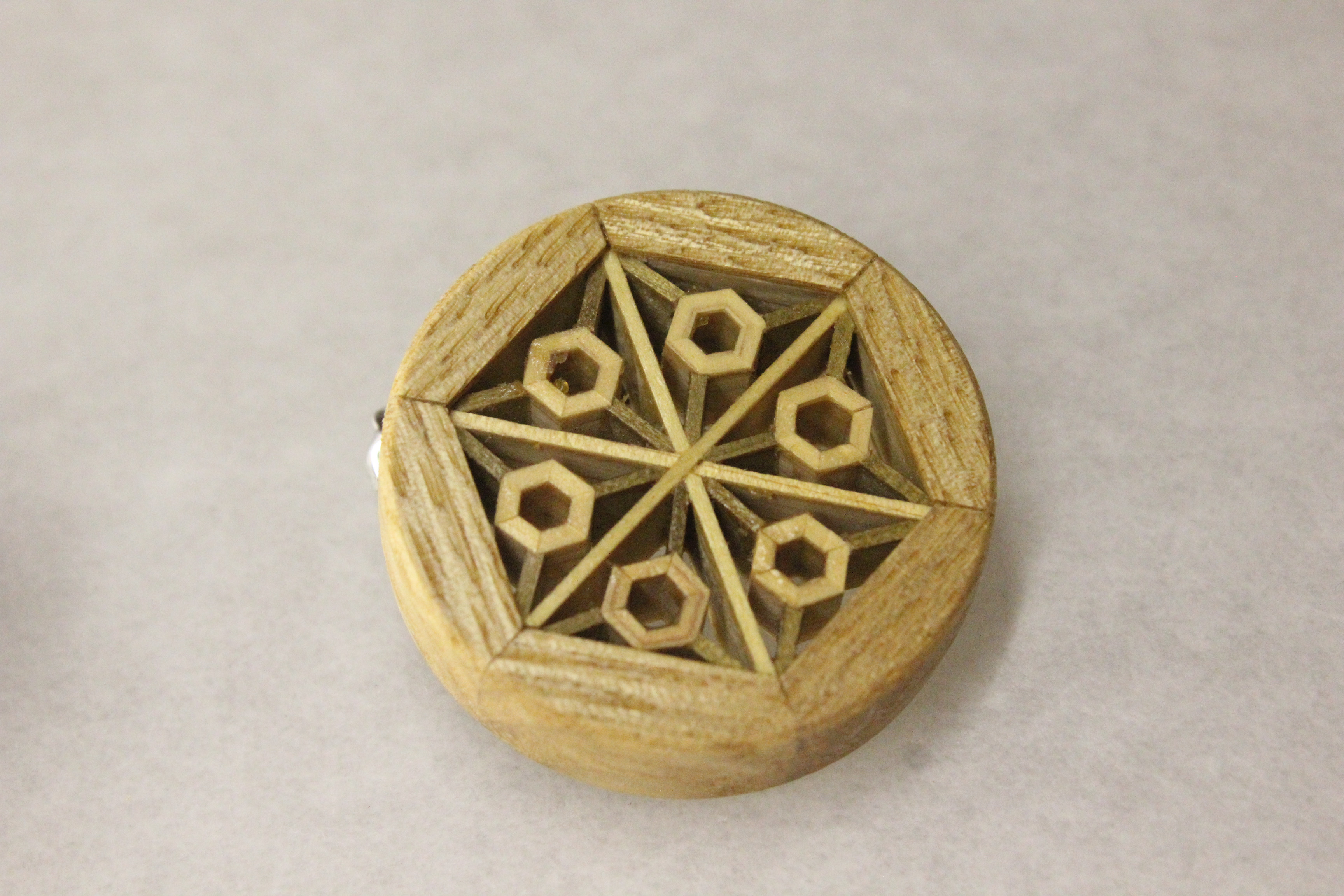 組子細工　八重裏花亀甲文様ブローチ