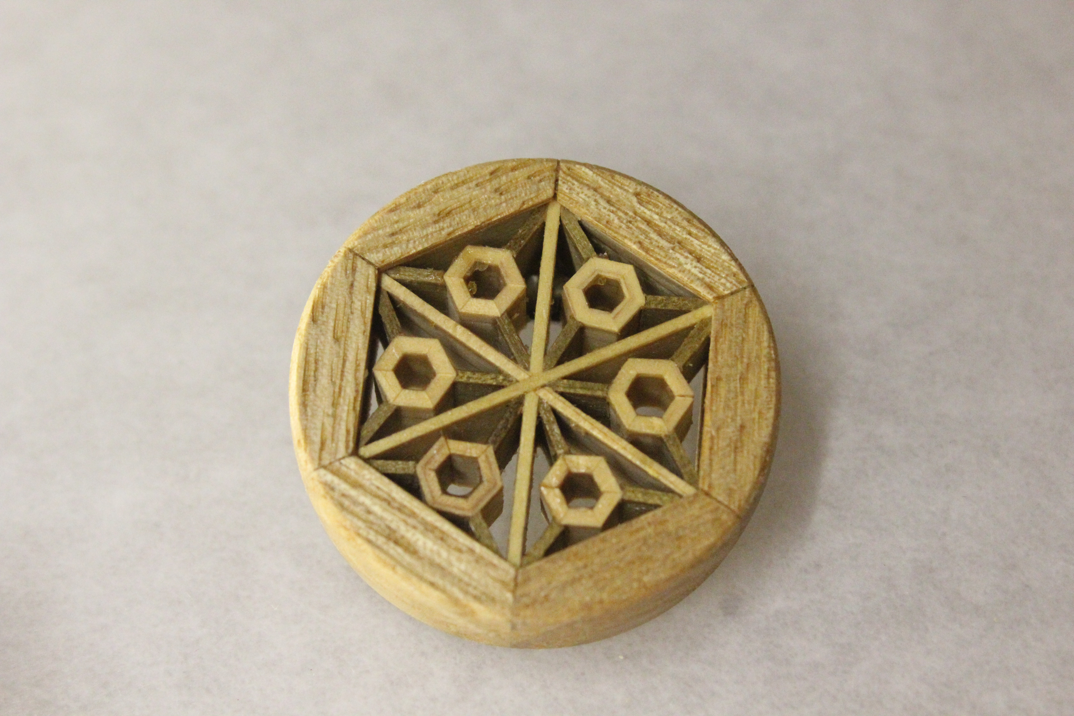 組子細工　八重裏花亀甲文様帯留め