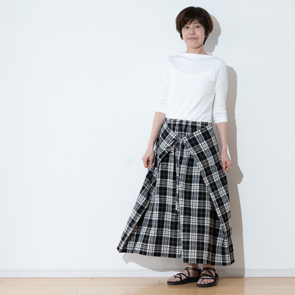 落ち着いた大人カラーのタータンチェックのラップスカート　ロングスカート　ブラック　～お好きな丈で～