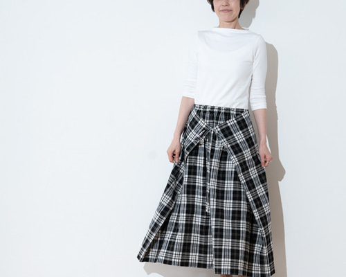 落ち着いた大人カラーのタータンチェックのラップスカート