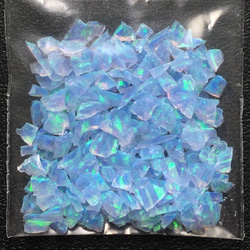 《人工オパール》(ネオンオパール) 原石 ライトブルー/緑斑 3.4ｇ ㉛ (樹脂含侵) 1枚目の画像