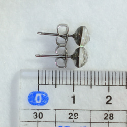 （１点もの）アバロンシェル＆水晶のスタッドピアス（6mm・チタンポスト） 5枚目の画像