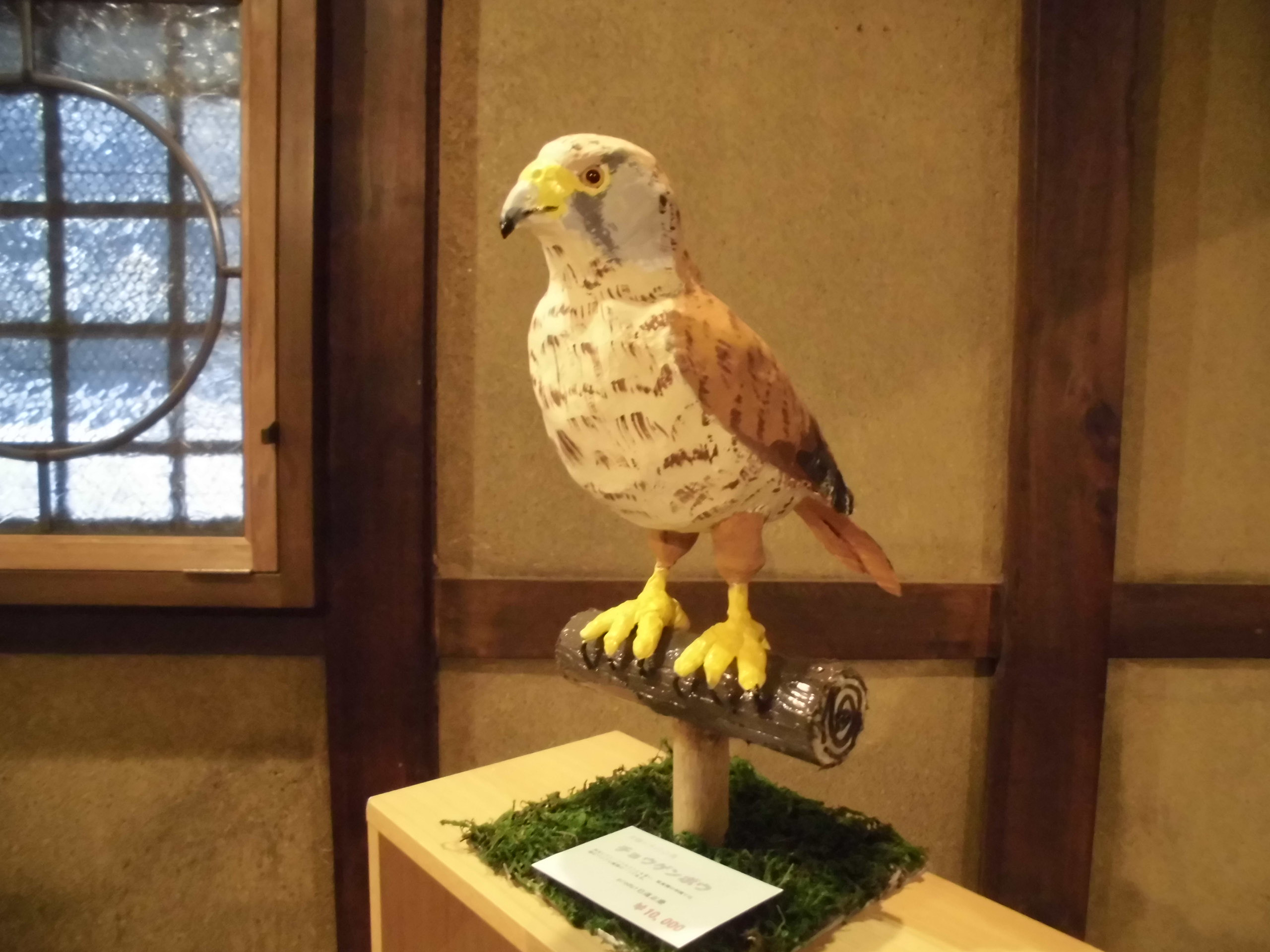 張り子の小鳥　チョウゲンボウ（ピグミーファルコン）止まり木付き