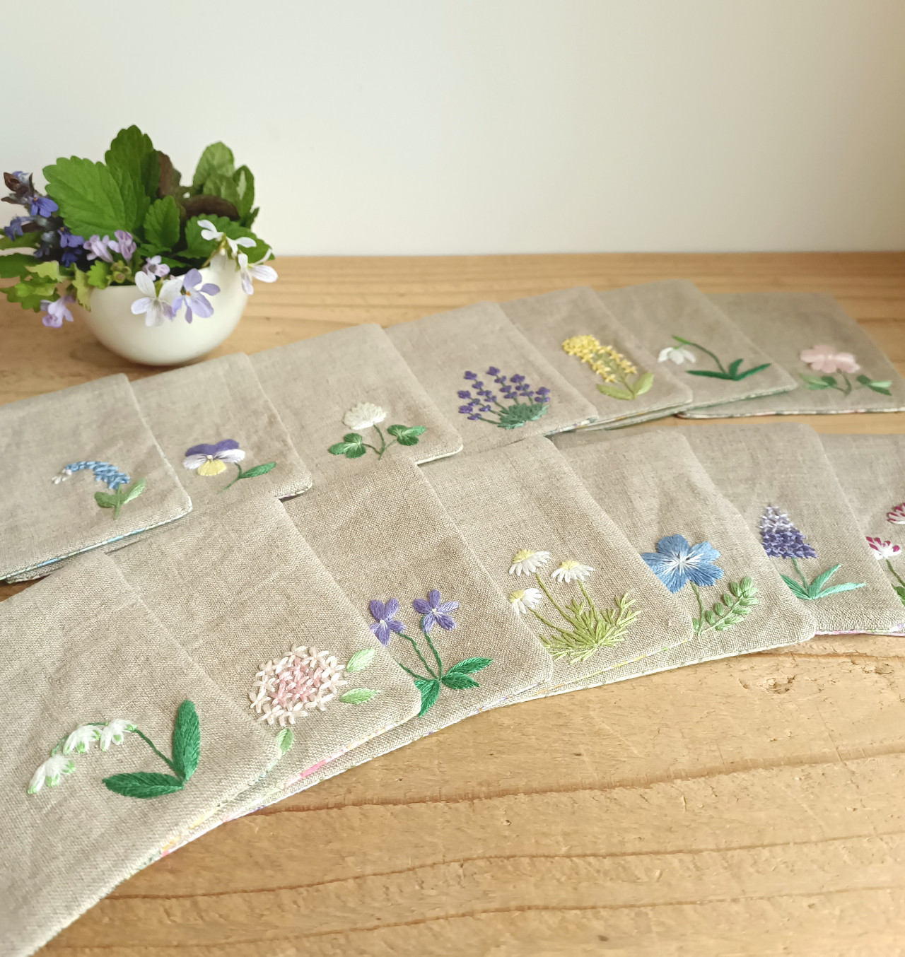 手刺繍入りハンドメイドコースター3枚セット　ハーフリネン 手刺繍入りハンドメイドコースター3枚セット ハーフリネン