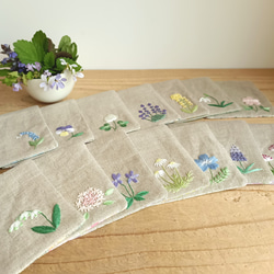 羊毛フェルト刺繍のリネンポーチ（Take a Break! ハリネズミ