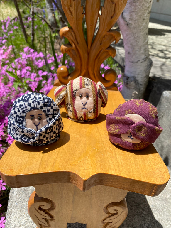 青森伝統工芸品 招き猿と思案猿の置物と金彩盃、花霞の3個セット