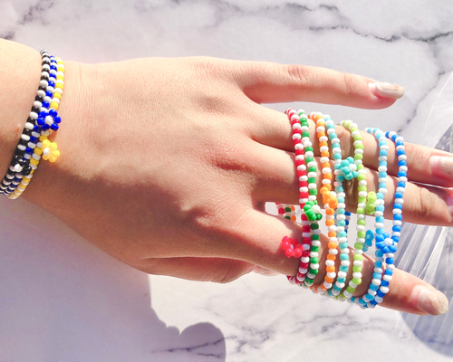 韓国で大人気♡* ビーズブレスレット&リング ビーズバングル ゴム使用/組合せ自由 2個セット お花がぶら下がる ビーズブレスレット