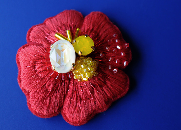 ＜Kira～ツムガレルハナ～＞花刺繍ブローチ「レッド×イエロー」 3枚目の画像