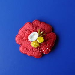 ＜Kira～ツムガレルハナ～＞花刺繍ブローチ「レッド×イエロー」 2枚目の画像