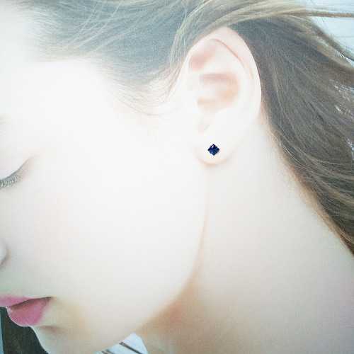 上品な群青色。ブルースピネル(4mm)のピアス [送料無料] ピアス