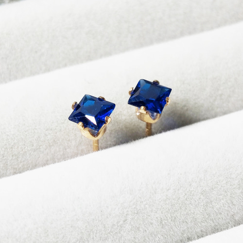 上品な群青色。ブルースピネル(4mm)のピアス [送料無料] ピアス