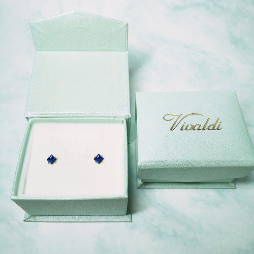 上品な群青色。ブルースピネル(4mm)のピアス [送料無料] ピアス