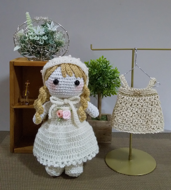 口コミ・レビューで人気商品を探そう 着せ替えあみぐるみ☆バラ飾り白ドレスで巻き髪の女の子 あみぐるみ