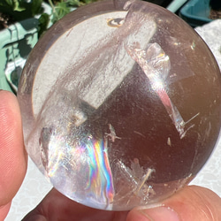 レインボー入り水晶丸球 59ミリ tg579 5枚目の画像