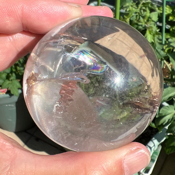 レインボー入り水晶丸球 59ミリ tg579 2枚目の画像