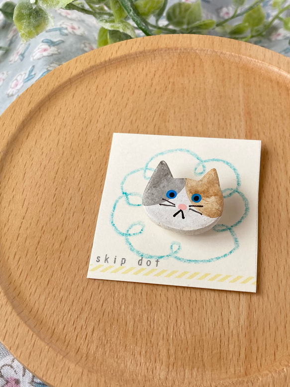 オーブン粘土のブローチ《ねこ》三毛猫 ブローチ skip dot 通販