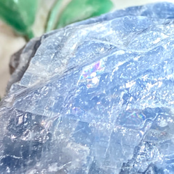 心のゆとり✿*:・　虹入り　ブルーカルサイト　ラフストーン　原石 2枚目の画像