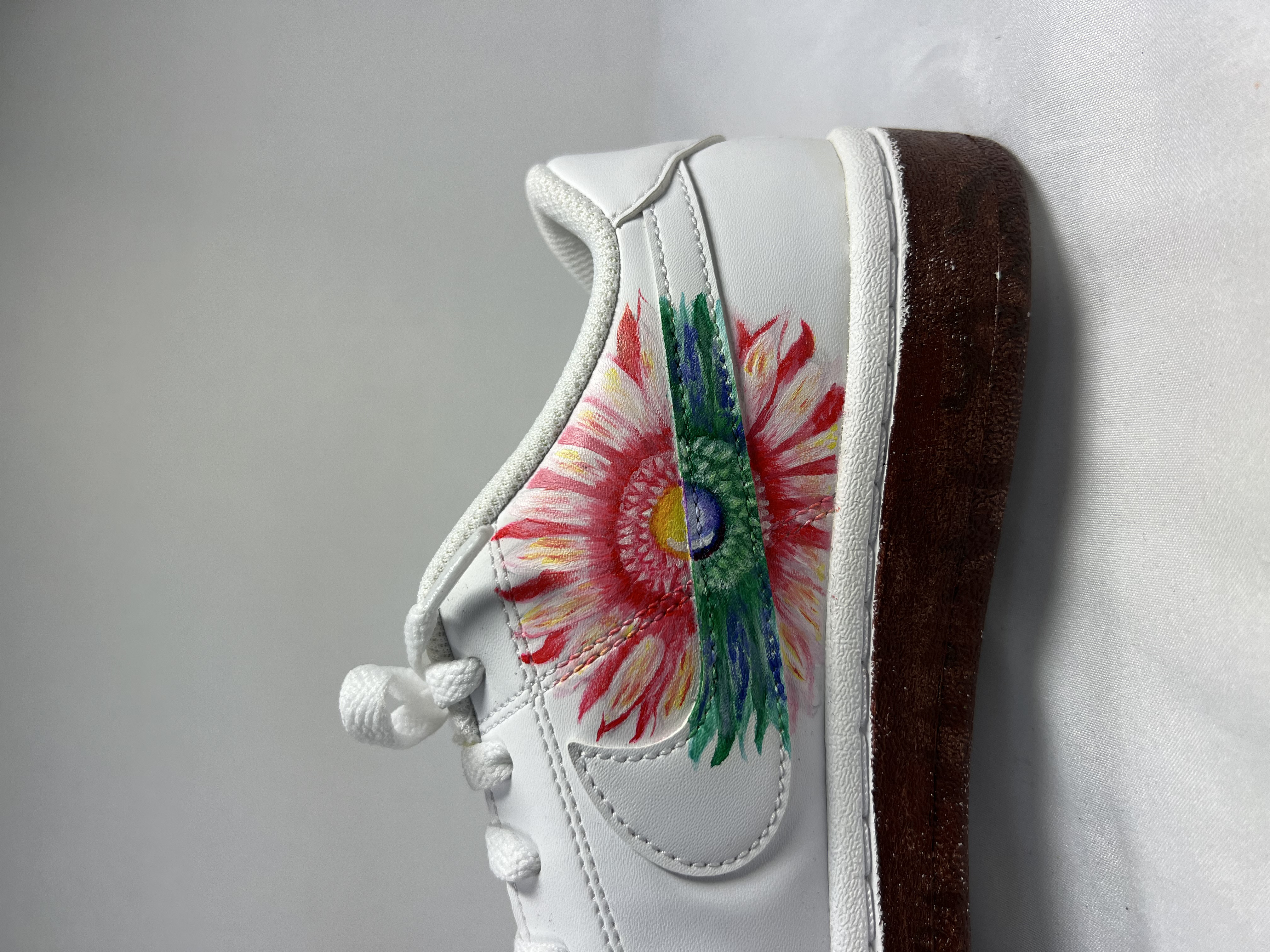 靴にガーベラ描いたもの