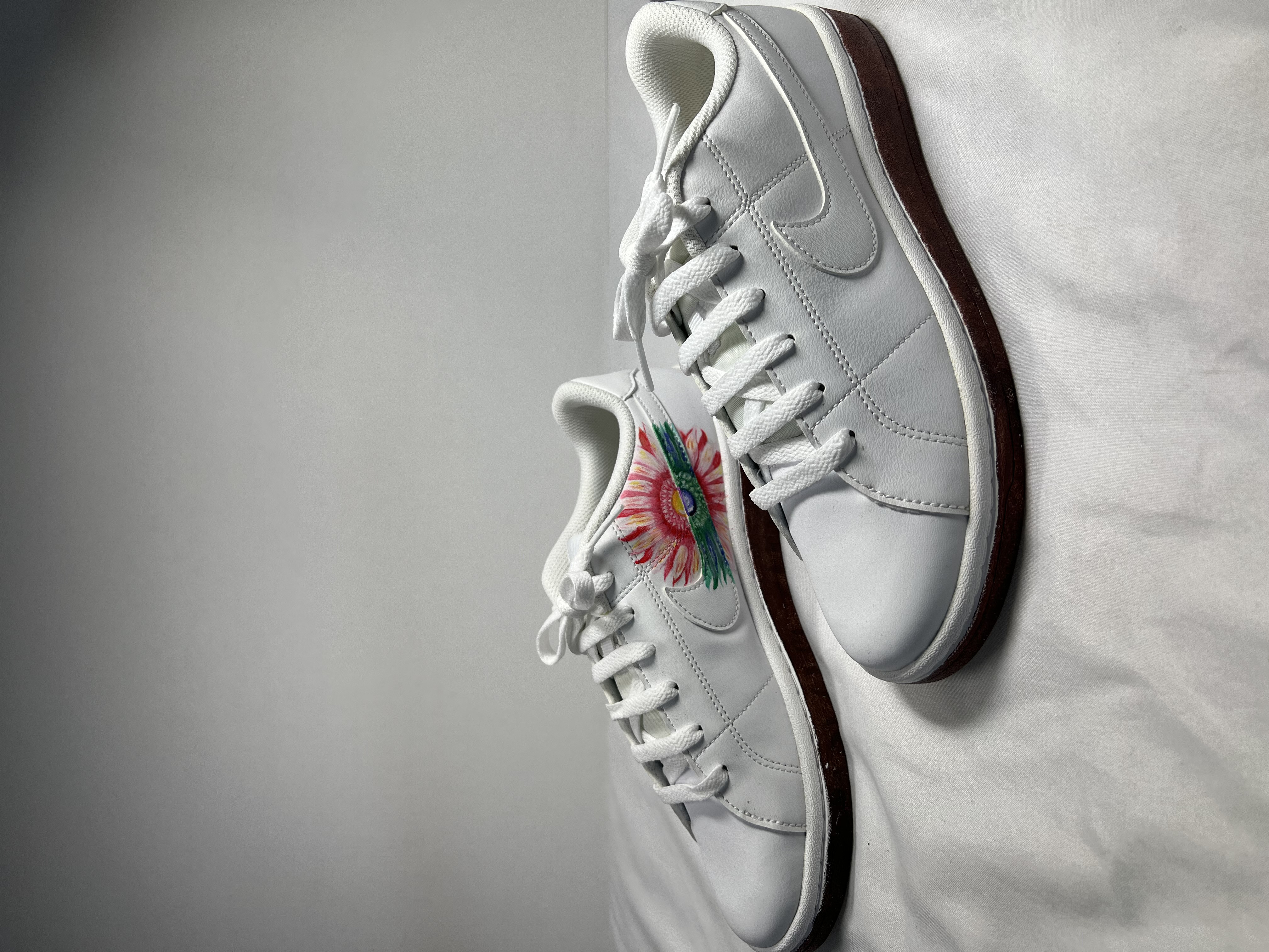 靴にガーベラ描いたもの