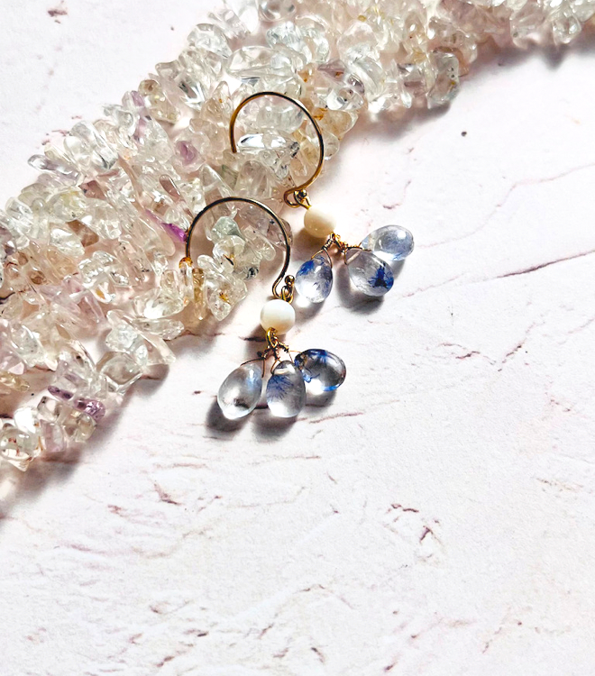 希少石　デュモルチェライトインクォーツ　しずくピアス