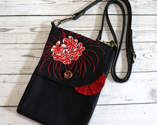 ma-na★ホーン飾り&ポシェット 再販】絹糸手刺繍ポシェット 彼岸花 スマホポシェット