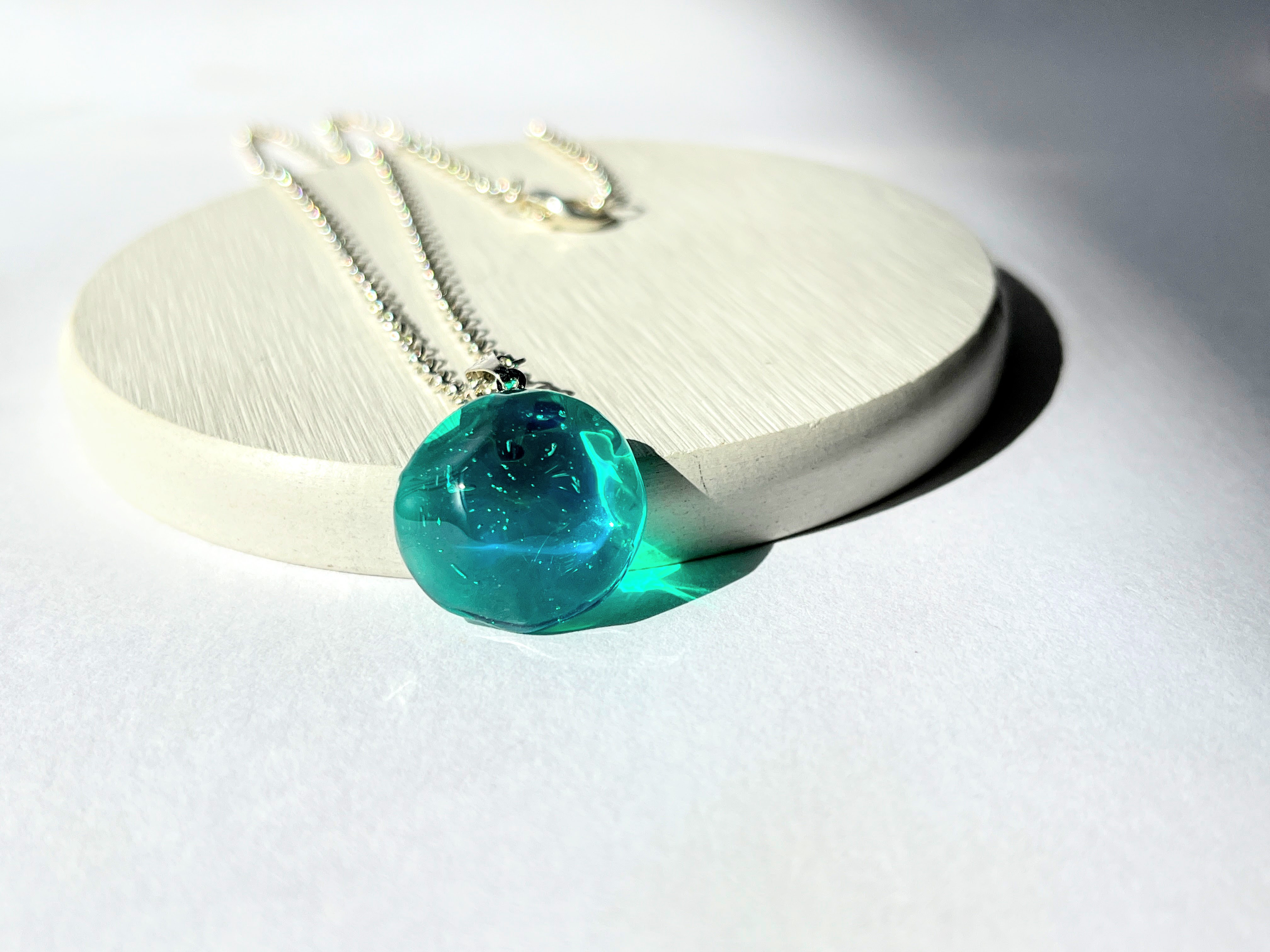 宇宙粒子シリーズ レジン 隕石ネックレス 信念 三角 Emerald
