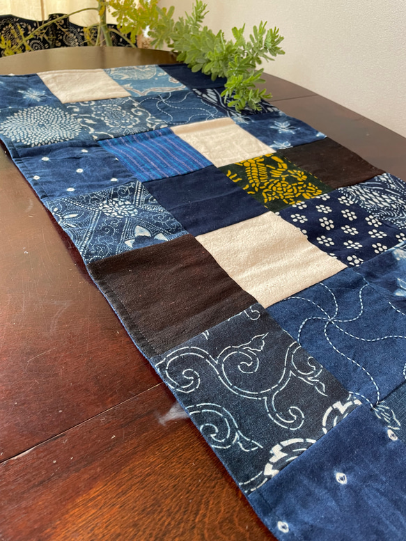 少し小ぶりな江戸時代の藍染古布を使用したパッチワークマルチマット　一点物 3枚目の画像